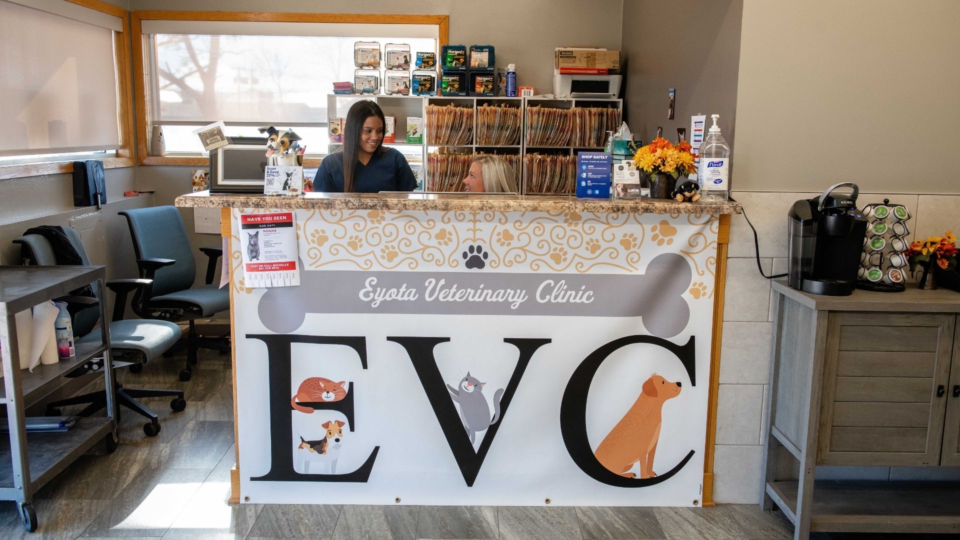 Eyota Veterinary Clinic – Reception with team members talking